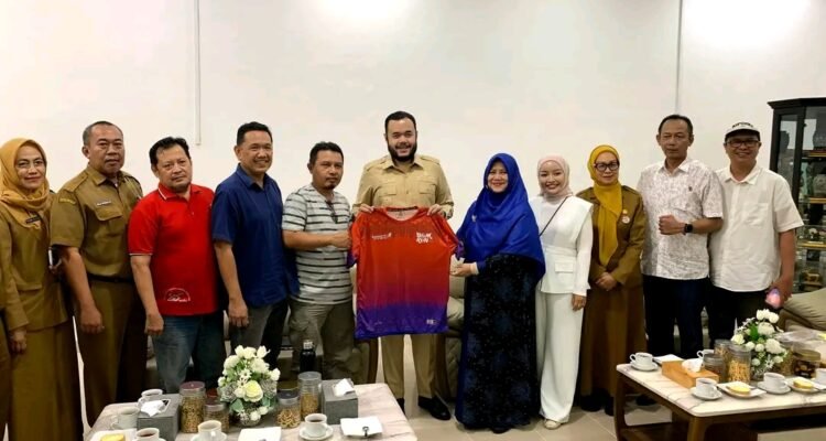 FOTO 12 Mei_Saat menerima panitia Blue Ocean Minang Run (BOM Run) 2026 menggelar pertemuan di Rumah Dinas Wali Kota Padang