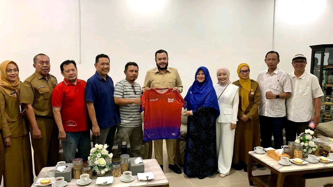 FOTO 12 Mei_Saat menerima panitia Blue Ocean Minang Run (BOM Run) 2026 menggelar pertemuan di Rumah Dinas Wali Kota Padang