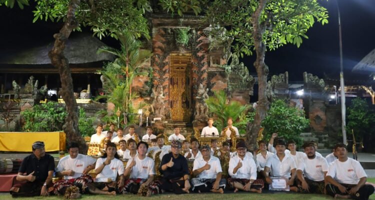 FOTO 12 Mei_Wakil Wali Kota Denpasar I Kadek Agus Arya Wibawa mengunjungi proses pembinaan Sekehe Gong Telung Barung, Desa Adat Penatih sebagai Duta Kota Denpasar