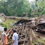 FOTO 13 Mei_Kondisi rumah warga yang rusak akibat tanah longsor di Kabupaten Ciamis, Provinsi Jawa Barat. dok. bpbdkabupatenciamis