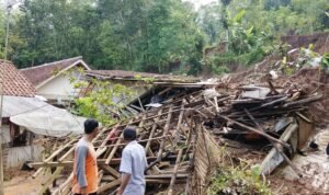 FOTO 13 Mei_Kondisi rumah warga yang rusak akibat tanah longsor di Kabupaten Ciamis, Provinsi Jawa Barat. dok. bpbdkabupatenciamis
