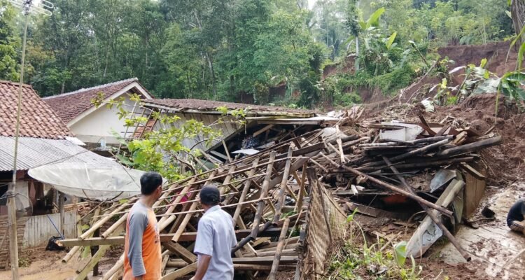 FOTO 13 Mei_Kondisi rumah warga yang rusak akibat tanah longsor di Kabupaten Ciamis, Provinsi Jawa Barat. dok. bpbdkabupatenciamis