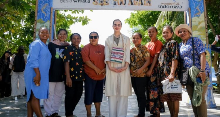 FOTO 13 Mei_Menteri Pariwisata Widiyanti Putri Wardhana saat meninjau kesiapan revalidasi status UNESCO Global Geopark Raja Ampat di Geosite Piaynemo
