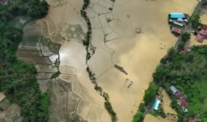 FOTO 14 Mei_Foto udara banjir yang merendam Nagari Saruaso, Kecamatan Tanjung Emas, Kabupaten Tanah Datar, Provinsi Sumatra Barat