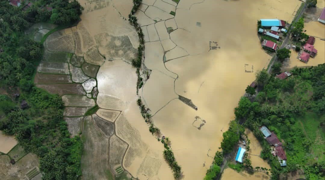 FOTO 14 Mei_Foto udara banjir yang merendam Nagari Saruaso, Kecamatan Tanjung Emas, Kabupaten Tanah Datar, Provinsi Sumatra Barat