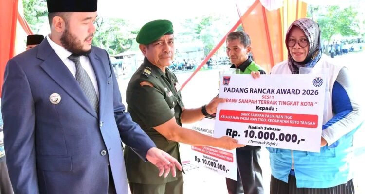 FOTO 21 Mei_Pemberian penghargaan Bank Sampah Unit Pasie Nan Tigo, Kelurahan Pasie Nan Tigo, Kecamatan Koto Tangah. padang.go.id