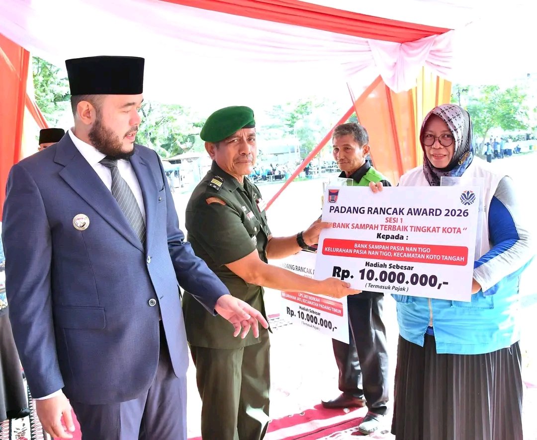 FOTO 21 Mei_Pemberian penghargaan Bank Sampah Unit Pasie Nan Tigo, Kelurahan Pasie Nan Tigo, Kecamatan Koto Tangah. padang.go.id