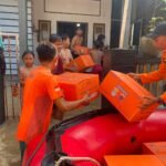 FOTO 21 Mei_Personil BPBD Prov Jatim dan TRC PB BPBD Kota Pasuruan melakukan distribusi logistik di Kelurahan Karangketug, Kec. Gadingrejo, Kota Pasuruan, Jawa Timur
