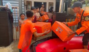 FOTO 21 Mei_Personil BPBD Prov Jatim dan TRC PB BPBD Kota Pasuruan melakukan distribusi logistik di Kelurahan Karangketug, Kec. Gadingrejo, Kota Pasuruan, Jawa Timur