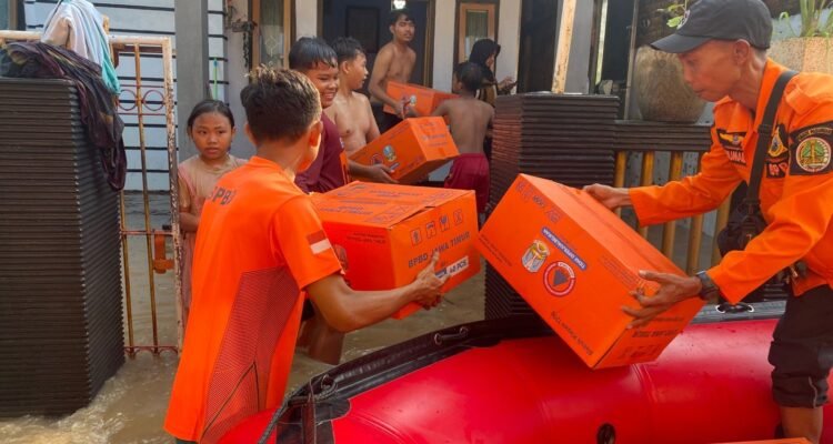 FOTO 21 Mei_Personil BPBD Prov Jatim dan TRC PB BPBD Kota Pasuruan melakukan distribusi logistik di Kelurahan Karangketug, Kec. Gadingrejo, Kota Pasuruan, Jawa Timur