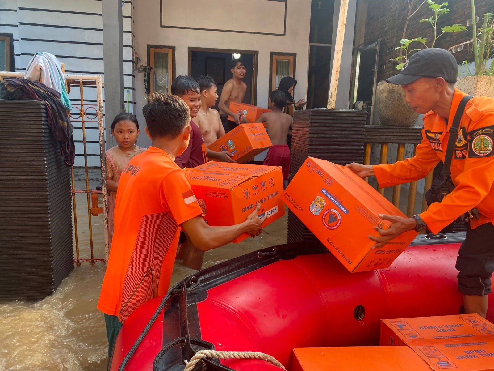 FOTO 21 Mei_Personil BPBD Prov Jatim dan TRC PB BPBD Kota Pasuruan melakukan distribusi logistik di Kelurahan Karangketug, Kec. Gadingrejo, Kota Pasuruan, Jawa Timur