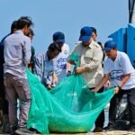 FOTO 23 Mei_Presiden Prabowo Subianto turut menarik jaring saat proses panen raya udang di Tambak Budidaya Udang Berbasis Kawasan (BUBK) Kebumen. setpres