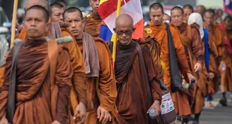 FOTO 23 Mei_Rombongan biksu Buddha dari Indonesia, Thailand, Malaysia dan Laos melakukan perjalanan menuju Candi Borobudur menyambut Hari Raya Waisak 2026. ist