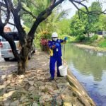 FOTO 25 Mei_Pemeriksaan pencemaran air di aliran Kali Rawalumbu, kawasan Jalan Dasa Darma, Kelurahan Bojong Rawalumbu, Kecamatan Rawalumbu, Kota Bekasi