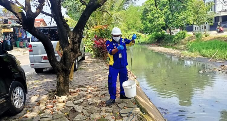 FOTO 25 Mei_Pemeriksaan pencemaran air di aliran Kali Rawalumbu, kawasan Jalan Dasa Darma, Kelurahan Bojong Rawalumbu, Kecamatan Rawalumbu, Kota Bekasi