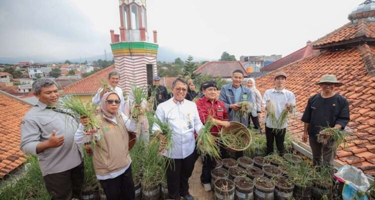 FOTO 25 Mei_Program Wakaf Hijau yang dikembangkan Kantor Pertanahan Kota Bandung di Masjid Al-Hidayah RW 03, Kelurahan Pasirbiru, Kecamatan Cibiru