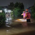 FOTO 25 Mei_Tim BPBD Kabupaten Bogor memantau dan menangani di permukiman terdampak banjir Desa Waru Jaya, Keca Parung dan Desa Cijayanti, Kec Babakan Madang
