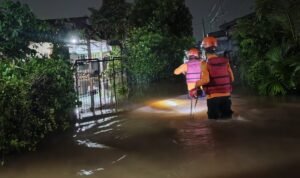 FOTO 25 Mei_Tim BPBD Kabupaten Bogor memantau dan menangani di permukiman terdampak banjir Desa Waru Jaya, Keca Parung dan Desa Cijayanti, Kec Babakan Madang