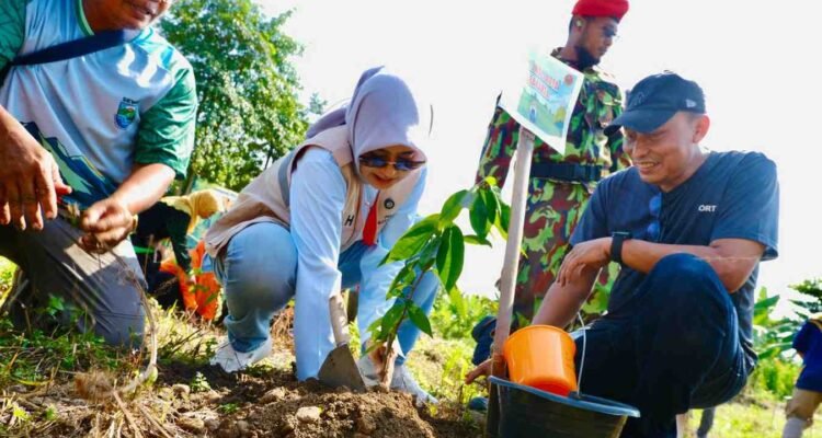 FOTO 26 Mei_Kegiatan penanaman 94 pohon bertajuk Kado Hijau