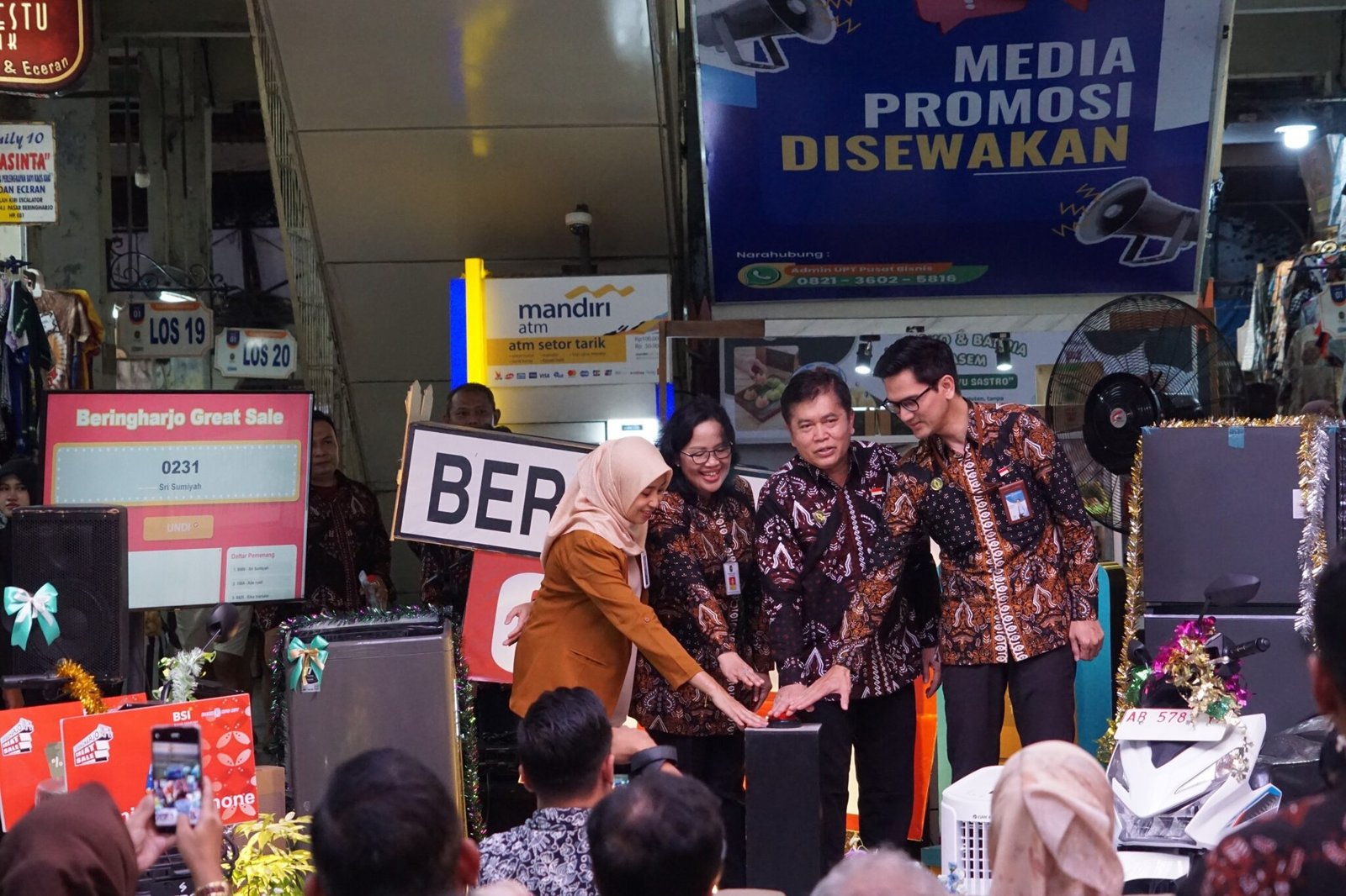 FOTO 27 Mei_Kegiatan program Beringharjo Great Sale (BGS) dengan pengundian hadiah BGS di Atrium Pasar Beringharjo, Yogyakarta. dok. jogjakota