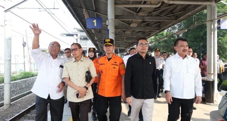 FOTO 27 Mei_Kunjungan Kerja Spesifik Komisi V DPR dalam rangka meninjau infrastruktur Stasiun Bekasi Timur