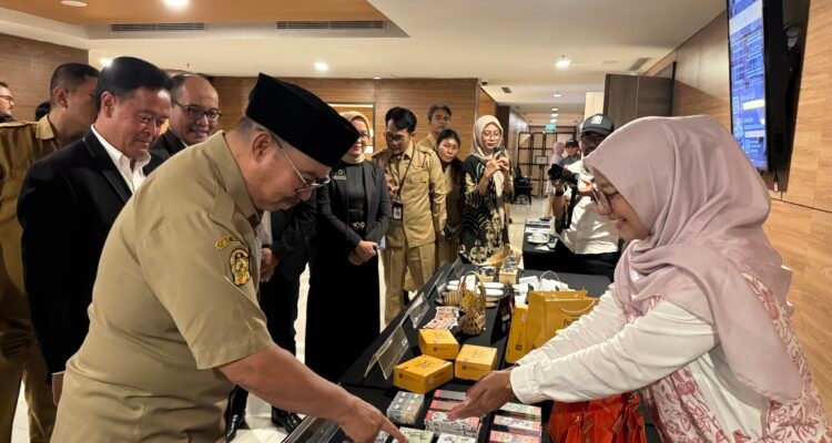 FOTO 29 Mei_Wali Kota Yogyakarta Hasto Wardoyo melihat produk Usaha Mikro, Kecil dan Menengah (UMKM) untuk kalangan perhotelan. jogjakota.go.id