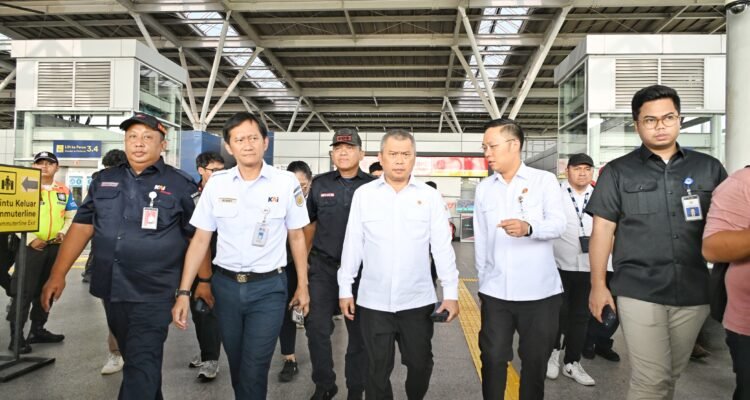 FOTO 30 April_Menteri Perhubungan Dudy Purwagandhi mengunjungi Stasiun Bekasi Timur pascainsiden kecelakaan 1