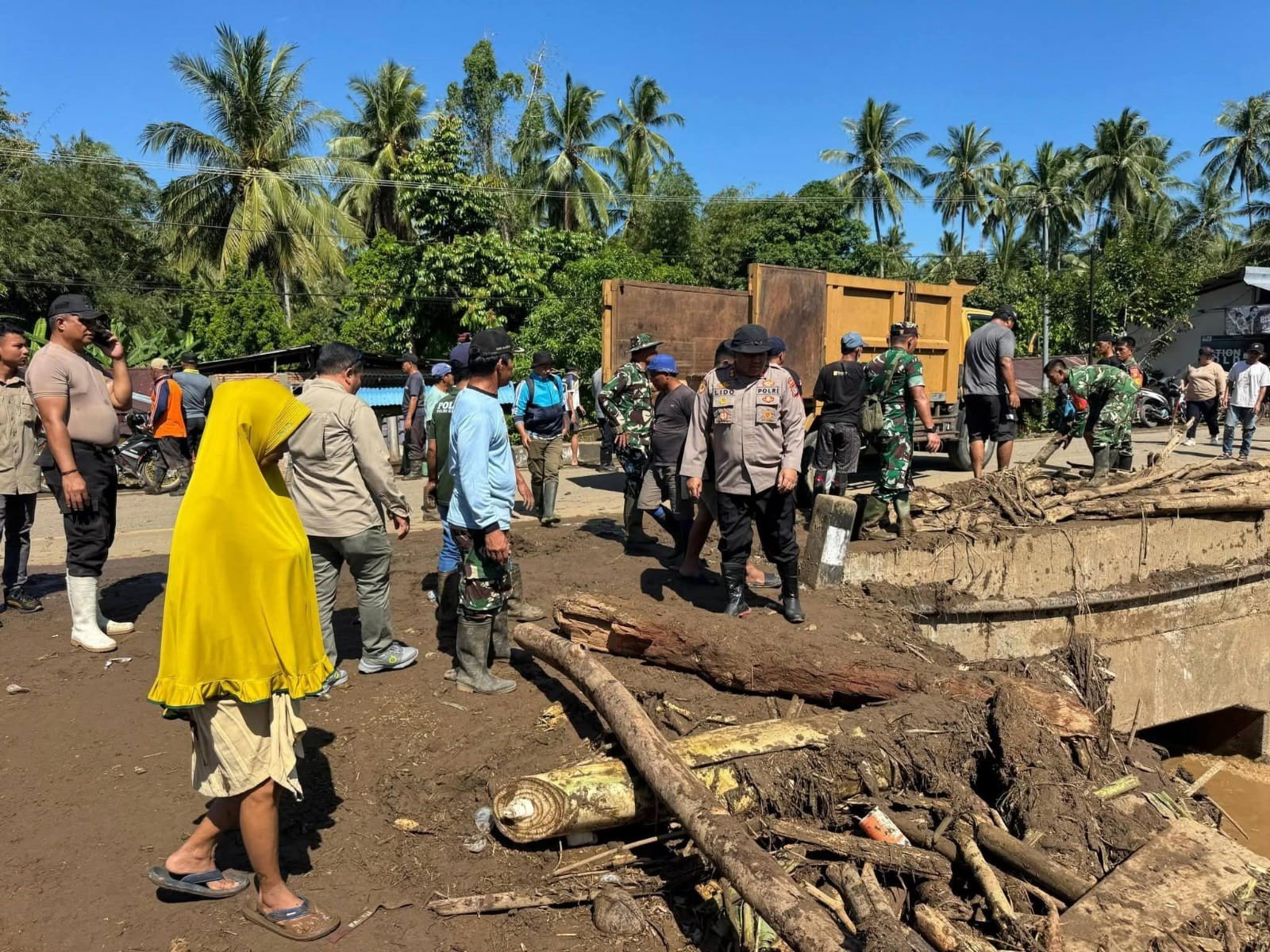 FOTO 30 Mei_Pemkab Bolaang Mongondow, TNI Polri dan ormas membersihkan sisa material banjir bandang di Kec. Bolaang, Kab. Bolaang Mongondow, Prov. Sulawesi Utara