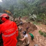 FOTO 6 Mei_Tim SAR gabungan melakukan evakuasi pada korban tanah longsor yang terjadi di Desa Petir, Kecamatan Dramaga, Kab Bogor