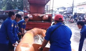 FOTO 7 Mei_BPBD Kota Tangerang saat melakukan evakuasi warga yang terdampak banjir di Kecamatan Copongoh, Kota Tangerang, provinsi Banten