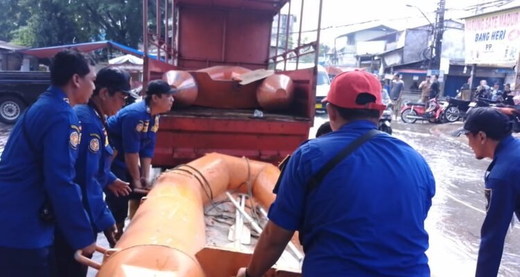 FOTO 7 Mei_BPBD Kota Tangerang saat melakukan evakuasi warga yang terdampak banjir di Kecamatan Copongoh, Kota Tangerang, provinsi Banten