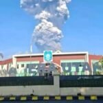 FOTO 8 Mei_Asap putih kelabu dari aktivitas erupsi Gunung Dukono dari depan Kantor Bupati Halmahera Utara, Kec Tobelo, Kab Halmahera Utara, Maluku Utara. (dok.