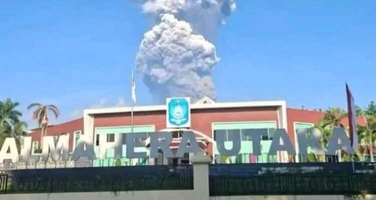 FOTO 8 Mei_Asap putih kelabu dari aktivitas erupsi Gunung Dukono dari depan Kantor Bupati Halmahera Utara, Kec Tobelo, Kab Halmahera Utara, Maluku Utara. (dok.