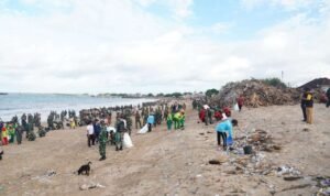 FOTO 8 Mei_Pembersihan sampah dengan kerja bakti di Kedonganan, Kuta, Bali. (dok. kodamudayana)