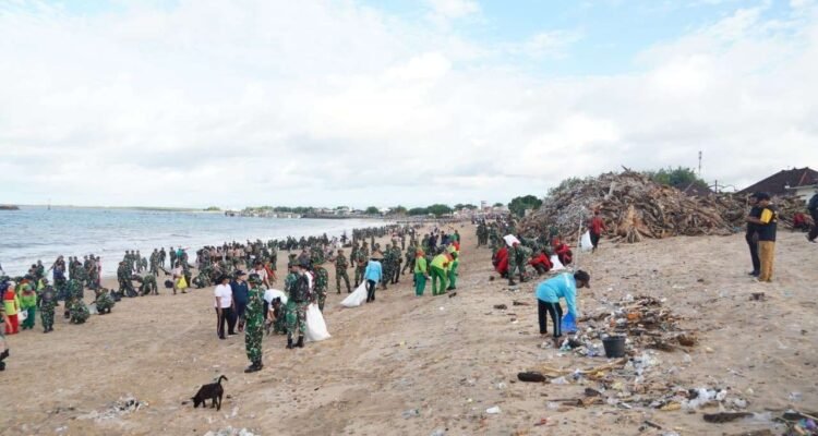 FOTO 8 Mei_Pembersihan sampah dengan kerja bakti di Kedonganan, Kuta, Bali. (dok. kodamudayana)