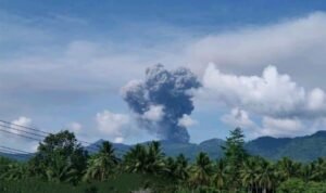 FOTO 9 Mei_Asap erupsi gunung api Dukono dari Pos Pengamatan Gunung Api (PGA) Dukono di Desa Mamuya, Kec Galela, Halmahera Utara, Maluku Utara 2 INI INI