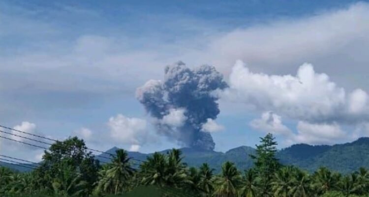 FOTO 9 Mei_Asap erupsi gunung api Dukono dari Pos Pengamatan Gunung Api (PGA) Dukono di Desa Mamuya, Kec Galela, Halmahera Utara, Maluku Utara 2 INI INI