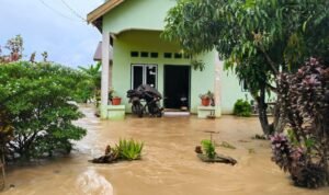 FOTO 9 Mei_Banjir merendam puluhan rumah dan ruas jalan di empat desa di Kecamatan Larompong dan Larompong Selatan, Kabupaten Luwu, Sulawesi Selatan INI
