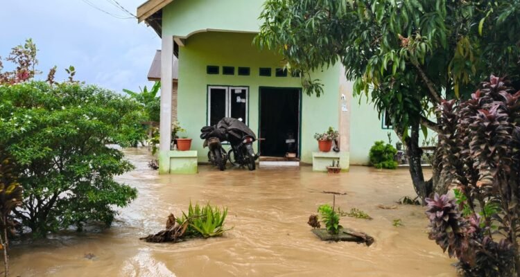 FOTO 9 Mei_Banjir merendam puluhan rumah dan ruas jalan di empat desa di Kecamatan Larompong dan Larompong Selatan, Kabupaten Luwu, Sulawesi Selatan INI