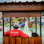 FOTO 9 mei_Seorang petugas keselamatan mengawasi wisatawan tengah bermain di destinasi wisata. dok. kemenpar