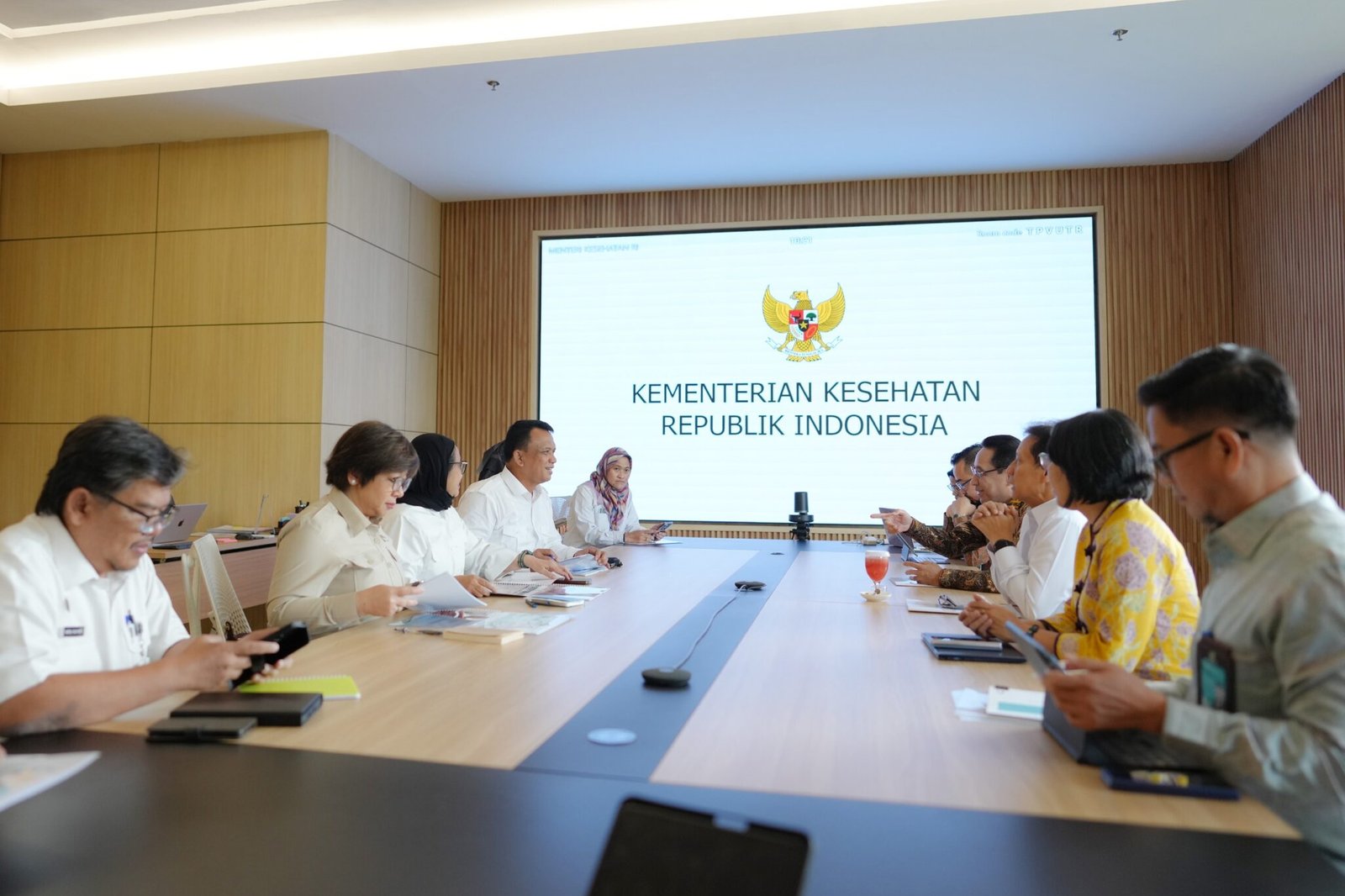 FOTO 10 Juni_Jajaran pimpinan BGN melakukan pertemuan dengan Menteri Kesehatan di Kantor Kementerian Kesehatan, Jakarta. dok. bgn