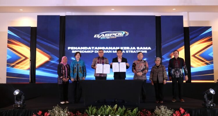 FOTO 10 Juni_Penandatanganan kerja sama Badan Penyuluhan dan Pengembangan SDM Kelautan dan Perikanan (BPPSDM), serta SnackVideo, platform media sosial berbasis video asal Tiongkok