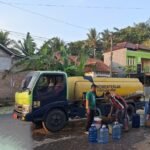 FOTO 11 Juni_BPBD Kabupaten Cilacap dan aparat mendistribusikan air bersih di Desa Kedungbenda, Kecamatan Nusawungu, Kabupaten Cilacap, Jawa Tengah. dok