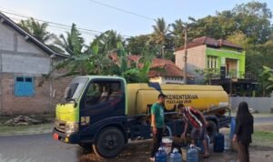 FOTO 11 Juni_BPBD Kabupaten Cilacap dan aparat mendistribusikan air bersih di Desa Kedungbenda, Kecamatan Nusawungu, Kabupaten Cilacap, Jawa Tengah. dok