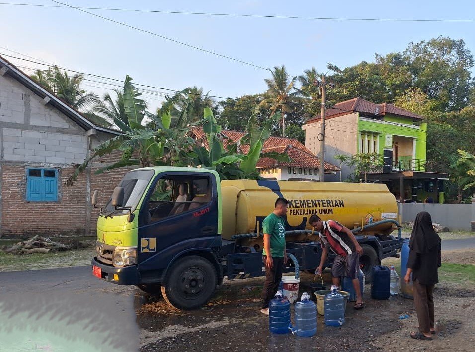 FOTO 11 Juni_BPBD Kabupaten Cilacap dan aparat mendistribusikan air bersih di Desa Kedungbenda, Kecamatan Nusawungu, Kabupaten Cilacap, Jawa Tengah. dok