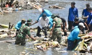 FOTO 11 Juni_Penanganan dan pembersihan sampah pascabanjir di Desa Tegal Kertha, Kota Denpasar, Bali. (dok. denpasarkota.go.id