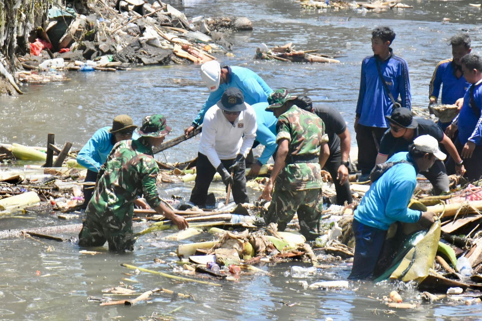 FOTO 11 Juni_Penanganan dan pembersihan sampah pascabanjir di Desa Tegal Kertha, Kota Denpasar, Bali. (dok. denpasarkota.go.id