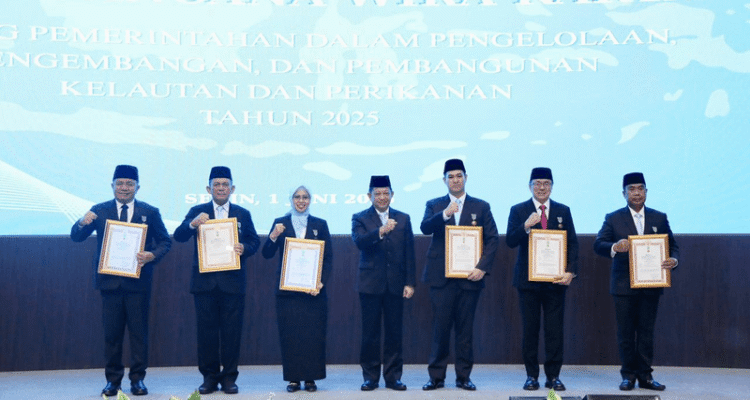 FOTO 11 Juni_Penganugerahan tanda kehormatan Satyalancana Wira Karya bidang Pemerintahan dalam pengelolaan, pengembangan, pembangunan kelautan dan perikanan tahun 2025