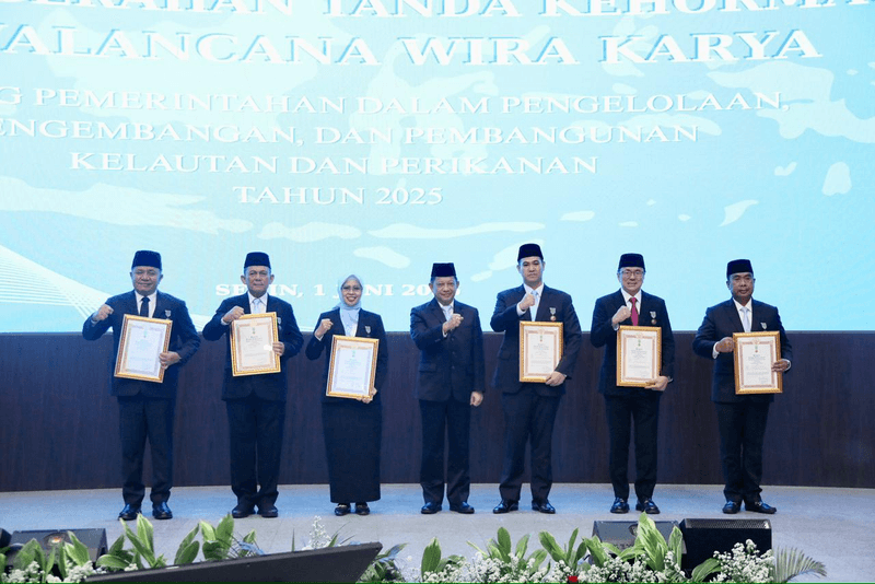 FOTO 11 Juni_Penganugerahan tanda kehormatan Satyalancana Wira Karya bidang Pemerintahan dalam pengelolaan, pengembangan, pembangunan kelautan dan perikanan tahun 2025