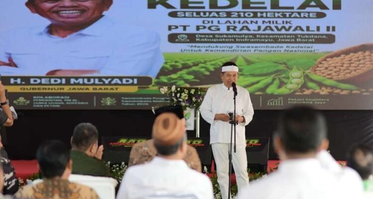 FOTO 12 Juni_Kegiatan penanaman kedelai di lahan seluas 210 hektare dalam rangka mendukung swasembada kedelai 2026 di Provinsi Jawa Barat.